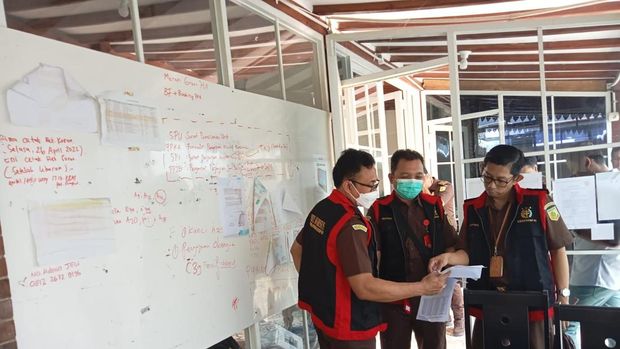 Penggeledahan di Kantor Jogja Eco Wisata  Candibinangun, Pakem, Sleman, Selasa (14/11/2023)