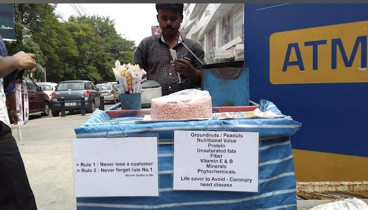 Punya Tulisan yang Unik, Penjual Kacang Ini Curi Atensi Netizen