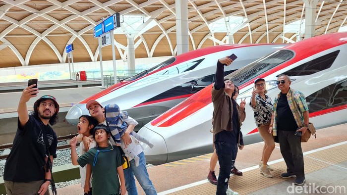 Jumlah penumpang Kereta Cepat Whoosh pada 12 November 2023 tembus 21.312 orang. Angka itu memecahkan rekor penumpang terbanyak.
