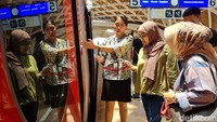 Penumpang mengantri menaiki kereta cepat Whoosh di Stasiun Halim, Jakarta, Kamis (14/11/2023). 