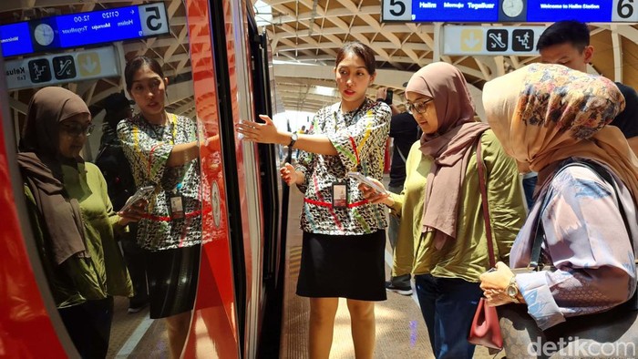 Jumlah penumpang Kereta Cepat Whoosh pada 12 November 2023 tembus 21.312 orang. Angka itu memecahkan rekor penumpang terbanyak.