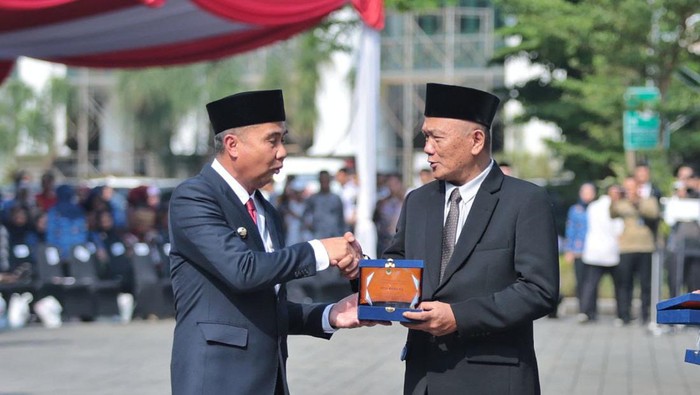 Penyerahan piagam penghargaan Kota Bandung 100 persen ODF oleh Pj Gubernur Jabar Bey Machmudin