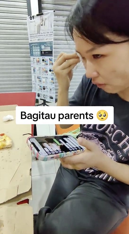 Pertama Kali Makan Pizza, Wanita Ini Menangis Bahagia!