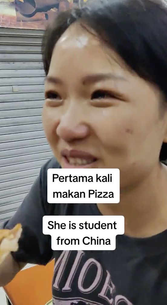 Pertama Kali Makan Pizza, Wanita Ini Menangis Bahagia!