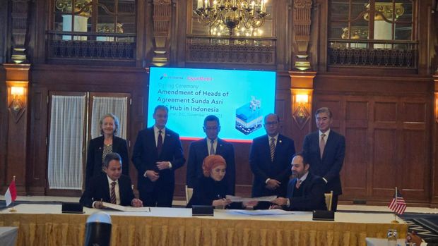 Pertamina dan ExxonMobil menandatangani Amandemen Pokok-Pokok Perjanjian sebagai kelanjutan dari penjanjian yang sudah dihasilkan pada gelaran G20 November 2022 lalu. Penandatanganan dilakukan oleh Nicke Widyawati Direktur Utama Pertamina, Wiko Migantoro Direktur Utama Pertamina Hulu Energi dan Irtiza Sayyed, President of Low Carbon Solutions, ExxonMobil Asia Pacific Pte. Ltd. (Dok. PT Pertamina (Persero))