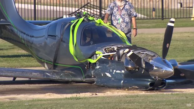 Pesawat kecil tabrak mobil Hyundai Sonata di Texas, AS.