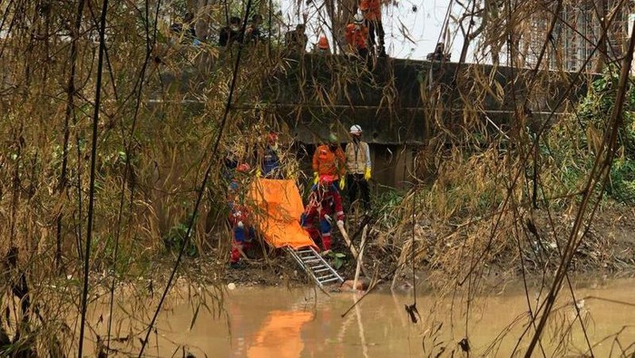 Petugas gabungan mengevakuasi sesosok mayat dari Kali Angke, Cengkareng, Jakarta Barat, Senin (13/11/2023). (ANTARA/HO-Istimewa)