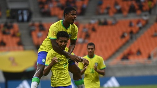 Pesepak bola Timnas Brasil Estevao (kiri) melakukan selebrasi usai mencetak gol ke gawang Timnas Kaledonia Baru dalam penyisihan Grup C Piala Dunia U-17 di Jakarta International Stadium, Jakarta, Selasa (14/11/2023). ANTARA FOTO/Sigid Kurniawan/tom.
