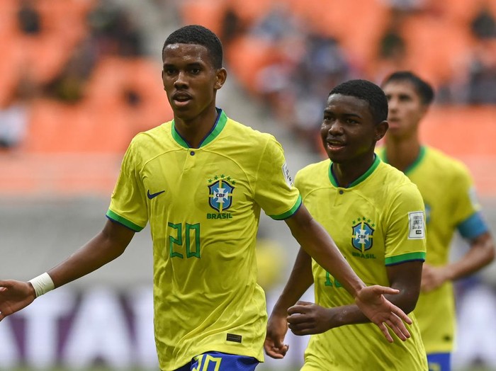 Pesepak bola Timnas Brasil Estevao (kiri) melakukan selebrasi usai mencetak gol ke gawang Timnas Kaledonia Baru dalam penyisihan Grup C Piala Dunia U-17 di Jakarta International Stadium, Jakarta, Selasa (14/11/2023). ANTARA FOTO/Sigid Kurniawan/tom.