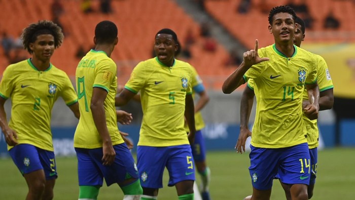 Pesepak bola Timnas Brasil Estevao (kiri) melakukan selebrasi usai mencetak gol ke gawang Timnas Kaledonia Baru dalam penyisihan Grup C Piala Dunia U-17 di Jakarta International Stadium, Jakarta, Selasa (14/11/2023). ANTARA FOTO/Sigid Kurniawan/tom.