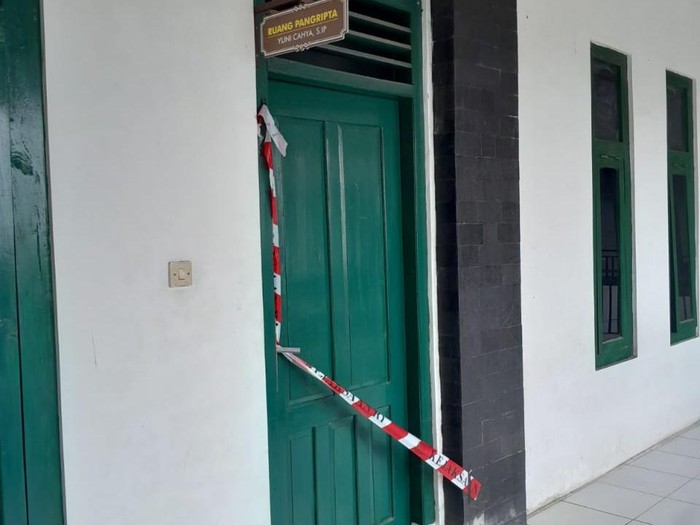 Pintu ruangan di Kantor Kalurahan Candibinangun, Pakem, Sleman, terpasang segel Kejati DIY, Senin (13/11/2023).