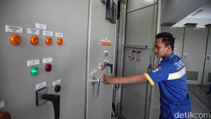 PLN gelar apel siaga kelistrikan di Waduk Pluit, Jakarta Utara, Selasa (14/11/2023). Apel dilakukan untuk kesiapan menyambut cuaca ekstrem.