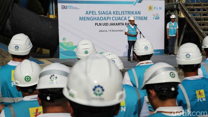 PLN gelar apel siaga kelistrikan di Waduk Pluit, Jakarta Utara, Selasa (14/11/2023). Apel dilakukan untuk kesiapan menyambut cuaca ekstrem.