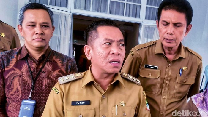 Plt Bupati Karawang Aep Syaepuloh (tengah).