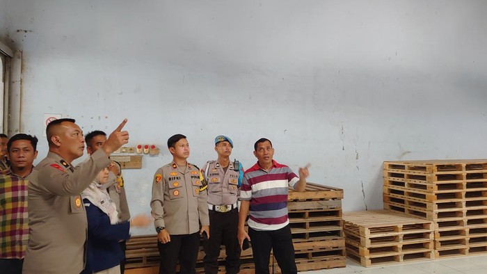 Polisi cek kondisi gudang KPU Cilegon (Iqbal/detikcom)