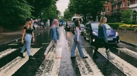 Penyeberangan di depan studio Abbey Road saat ini sering dikunjungi turis yang meniru gaya the Beatles menyeberang. (Dok. BBC)  