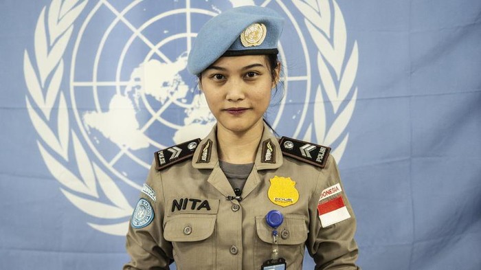 Potret Briptu Renita Rismayanti, Peraih Polwan Terbaik PBB 2023 Perempuan Indonesia kembali mengharumkan nama bangsa, belum lama ini Perserikatan Bangsa-Bangsa mengumumkan bahwa Brigadir Polisi Satu, Renita Rismayanti, asal Indonesia, akan menerima penghargaan sebagai Polisi Wanita Terbaik 2023.