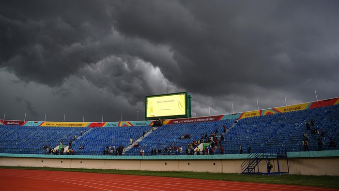 Penonton berada di tribun saat penghentian sementara pertandingan Timnas Polandia melawan Senegal pada pertandingan Grup D Piala Dunia U-17 2023 di Stadion Si Jalak Harupat, Kabupaten Bandung, Jawa Barat, Selasa (14/11/2023). Wasit menghentikan pertandingan sementara karena faktor cuaca untuk menjaga keselamatan pemain, ofisial, dan penonton serta akan dilanjutkan kembali setelah dianggap aman.ANTARA FOTO/Wahyu Putro A/tom.