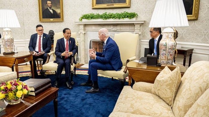 President Joe Biden meets with Indonesias President Joko Widodo in the Oval Office of the White House, Monday, Nov. 13, 2023, in Washington. (AP Photo/Andrew Harnik)