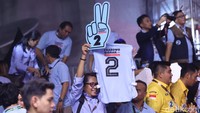 Massa pendukung terlihat sangat antusias.