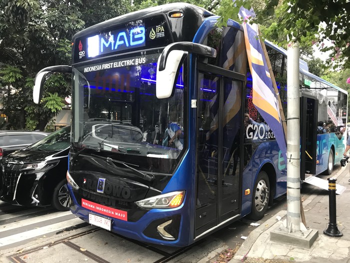 Pasangan calon (paslon) capres-cawapres Prabowo Subianto dan Gibran Rakabuming naik bus elektrik menuju ke KPU RI, Menteng, Jakarta Pusat, menjelang pengundian nomor urut paslon Pilpres 2024. Begini penampakannya.