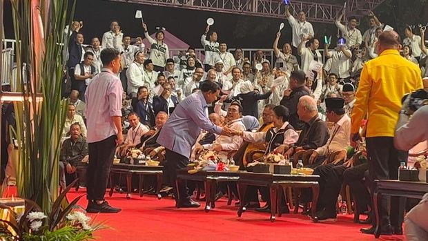 Prabowo saat menyalami Megawati (Anggi/detikcom)