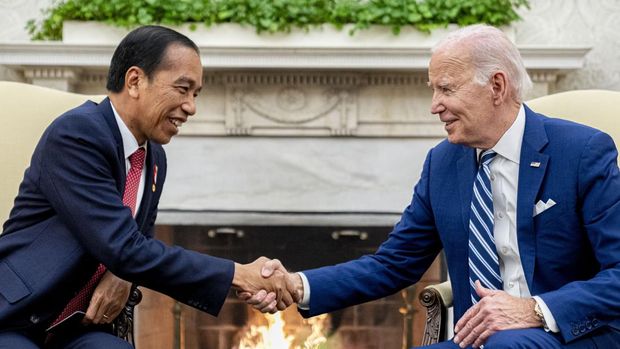 Presiden Joe Biden bertemu dengan Presiden Indonesia Joko Widodo di Ruang Oval Gedung Putih, Senin, 13 November 2023, di Washington. (AP Photo/Andrew Harnik)