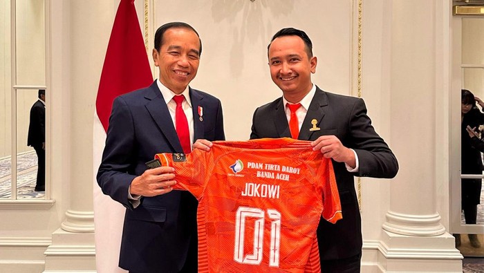 Presiden Jokowi menerima jersey home klub Persiraja Banda Aceh. (Dok Persiraja Banda Aceh)