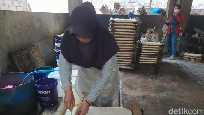 Produksi tahu milik Istanto di Desa Mejing, Kecamatan Candimulyo, Kabupaten Magelang, Rabu (14/11/2023).