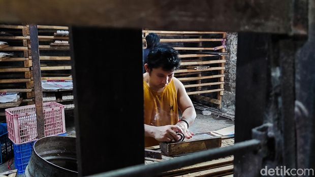 Produksi tempe di tempat pengolahan di Cimahi