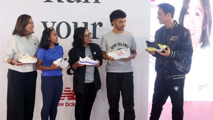Produsen sepatu New Balance memperkenalan 4 produk terbarunya. Daniel Mananta turut menghadiri peluncuran sepatu tersebut.