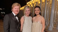 Pada ajang tersebut Raline juga sempat berpose bersama pasangan Kirsten Dunst dan Jesse Plemons. Dok. Instagram