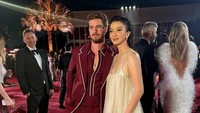 Dia juga sempat berpose bersama Andrew Garfield yang tampak menawan dengan setelan jas berwarna merah. Dok. Instagram