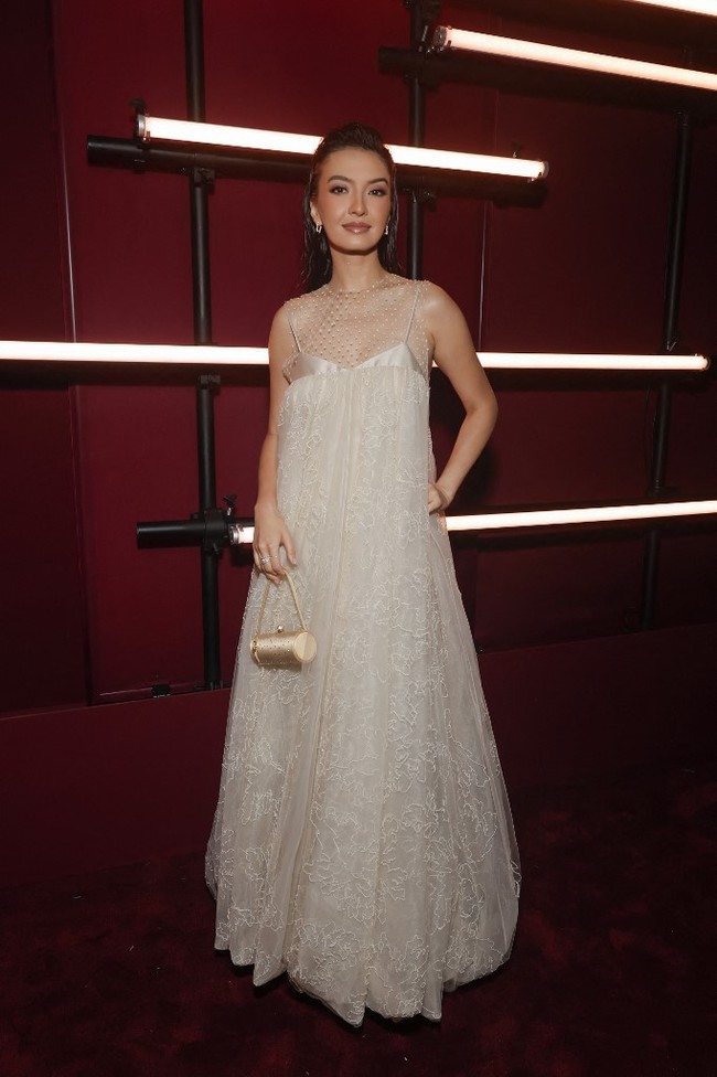 Raline Shah memilih maxi dress dari koleksi desainer Indonesia Sapto Djojokartiko untuk menghadiri LACMA Art + Film Gala yang digelar di Los Angeles County Museum of Art, Los Angeles, Amerika Serikat. Foto: Getty Images via AFP/EMMA MCINTYRE