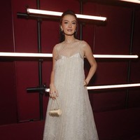 Raline Shah memilih maxi dress dari koleksi desainer Indonesia Sapto Djojokartiko untuk menghadiri LACMA Art + Film Gala yang digelar di Los Angeles County Museum of Art, Los Angeles, Amerika Serikat. Foto: Getty Images via AFP/EMMA MCINTYRE