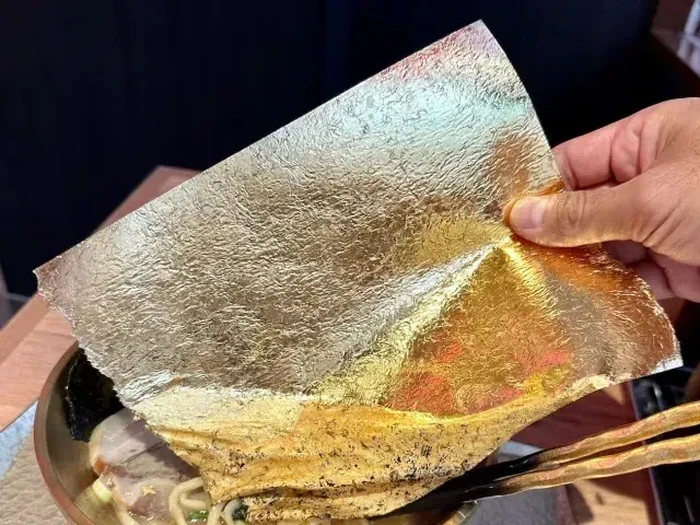 Ramen pakai racikan edible gold