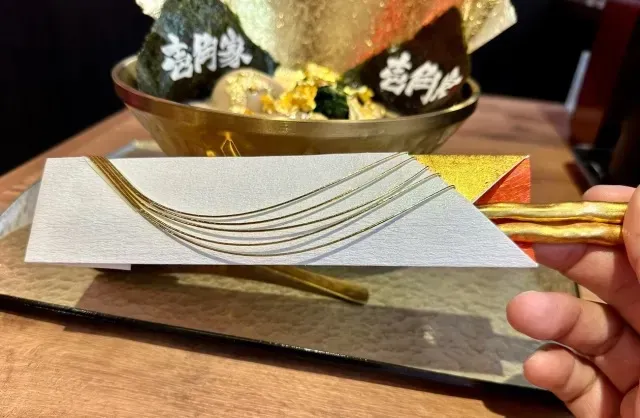Ramen pakai racikan edible gold