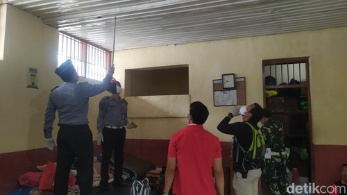 Razia petugas gabungan di Rutan Negara, Jembrana, Bali.