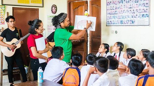 Relawan Mudfish No Plastic menerangkan bahaya sampah plastik kepada siswa SD beberapa waktu lalu.