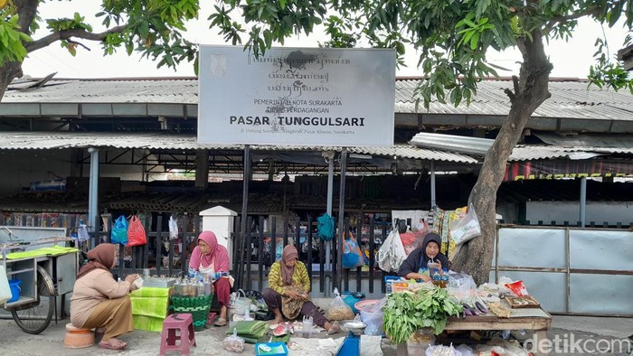 Para pedagang yang menggelar dagangan di luar bangunan Pasar Tunggulsari, Kecamatan Pasar Kliwon, Selasa (14/11/2023).