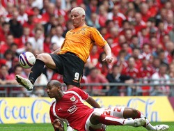 Pemain Hull City, Dean Windass di musim 2008/2009 pernah bikin gol dan tercatat di usia 39 tahun, 231 hari (AP)