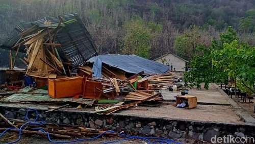 Salah satu bangunan darurat SD di Lembata roboh diterjang angin kencang.