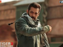 Perbedaan Aamir Khan dan Salman Khan Sapa Fans saat Momen Lebaran