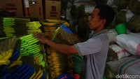 Seiring berjalannya waktu dengan semakin banyaknya pesanan, Dirsan tidak bisa menaikkan jumlah produksinya karena terkendala minim modal. Akhirnya, ia melakukan pinjaman ke BRI untuk membeli bahan baku agar bisa lebih banyak memproduksi sapu.  