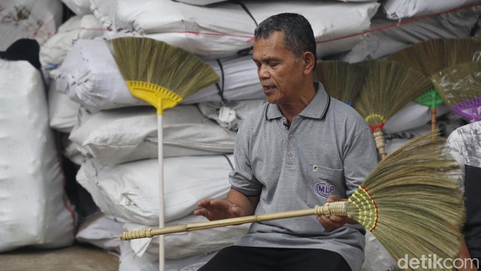 Sapu biasanya terbuat dari ijuk, namun ternyata juga bisa dibuat dari rangkaian rumput. Hebatnya lagi, sapu buatan Purbalingga ini dijual ke Pakistan-Korea.