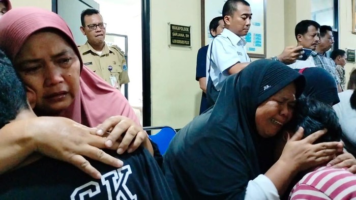 Sebanyak 19 pelajar yang diduga hendak tawuran diamankan Polsek Johar Baru, Jakarta Pusat. Sebelum dibebaskan, mereka diminta untuk membasuh kaki ibu mereka. (dok Ist)