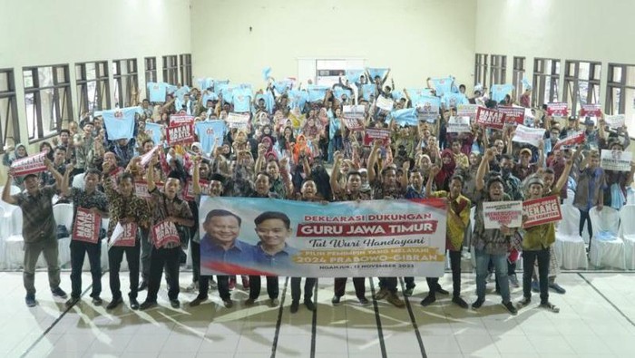 Sejumlah guru di Jatim mendeklarasikan dukungan kepada pasangan calon presiden Prabowo Subianto dan calon wakil presiden Gibran Rakabuming Raka di Pilpres 2024. (Antara)