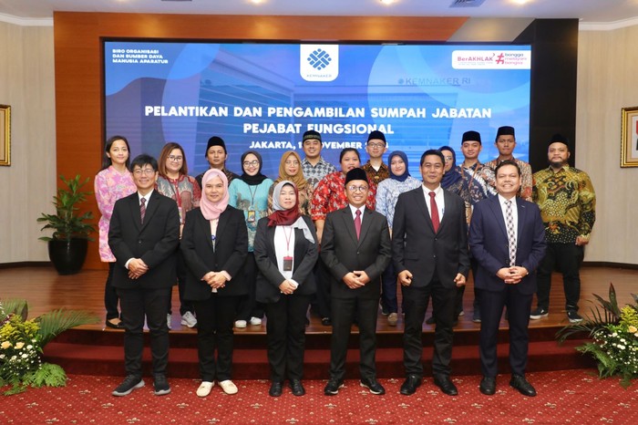 Sekretaris Jenderal Kementerian Ketenagakerjaan Anwar Sanusi melantik dan mengambil sumpah 16 Pejabat Fungsional di lingkungan Kementerian Ketenagakerjaan, (13/11).