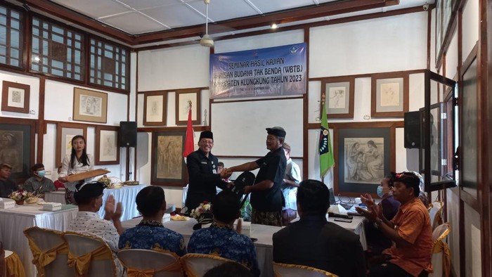 Seminar Dinas Kebudayaan Klungkung terkait pengusulan empat budaya Klungkung sebagai WBTB, di Klungkung, Selasa (14/11/2023).