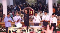 Salam metal khas tiga jari langsung dipamerkan Ganjar.